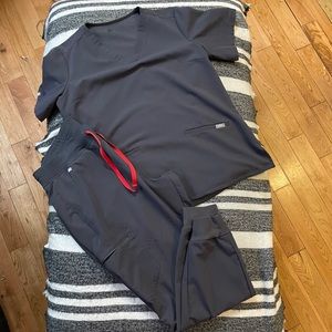 Figs limited scrub set in charcoal